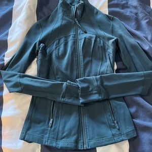 Lululemon define jacket size 4. Color is dark teal ish